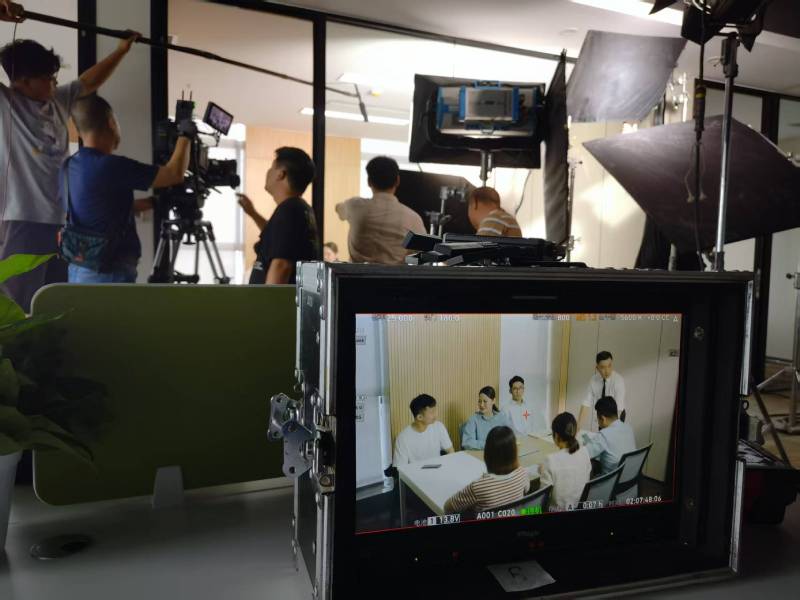 锦江区TVC拍摄公司：科技产品视觉化大师，诠释未来感与功能美学